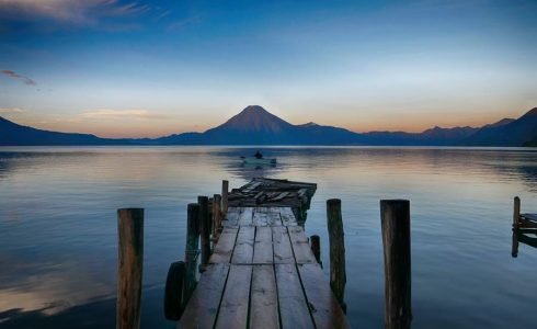 Lago y volcán de Guatemala